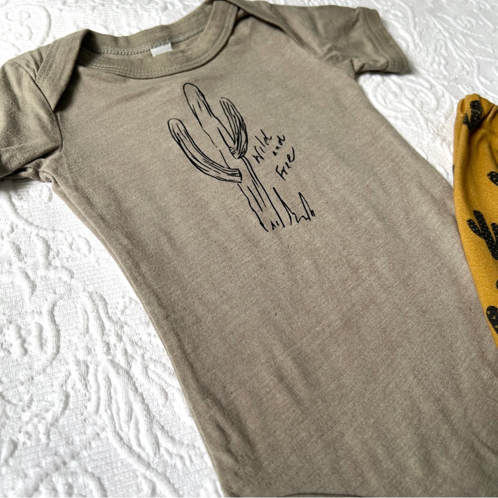 6-12M🌵 Baby Boys Wild & Free Western Cactus Print Taupe Bodysuit & Mustard Pants - Picture 3 of 7